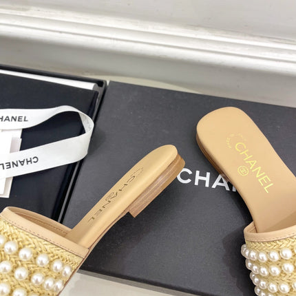 FLAT SLIDE IN FLAX YELLOW CALFSKIN WITH PEARLS